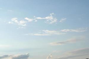 nubes blancas en el cielo foto