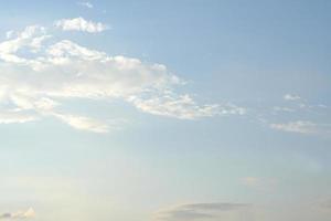 nubes blancas en el cielo foto