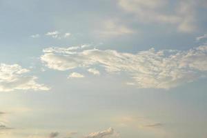 nubes blancas en el cielo foto