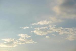 nubes blancas en el cielo foto