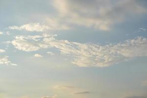 nubes blancas en el cielo foto