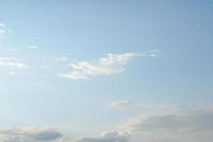 nubes blancas en el cielo foto