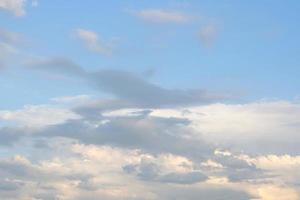 nubes blancas en el cielo foto