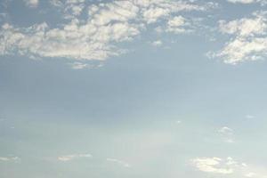 nubes blancas en el cielo foto