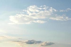 nubes blancas en el cielo foto