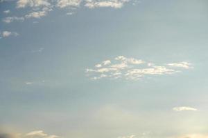 nubes blancas en el cielo foto