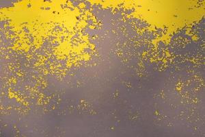 vieja pared de metal grungy amarillo con pintura descascarada y manchas oxidadas, textura fotográfica de fondo industrial foto