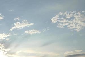 nubes blancas en el cielo foto