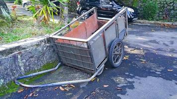 carretilla de jardinería para el transporte de basura. al aire libre. foto