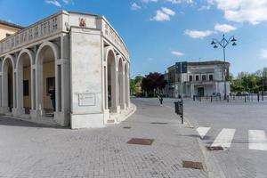 tresigallo,italia-2 de mayo de 2021-paseando por la ciudad metafísica de tresigallo durante un día nublado foto