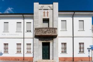 tresigallo,italia-2 de mayo de 2021-paseo entre los edificios históricos de tresigallo durante un día nublado foto