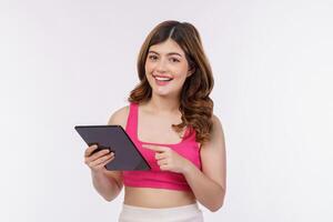 Retrato de mujer joven emocionada celebración tablet aislado sobre fondo blanco. foto