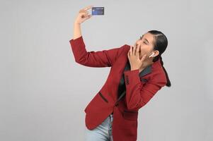 mujer hermosa joven en ropa formal para oficial sobre fondo blanco foto