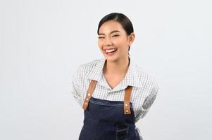 retrato, mujer joven asiática, sonrisa, con, feliz, en, camarera, unifrom foto