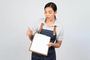 retrato de una joven asiática con uniforme de camarera posa con portapapeles foto