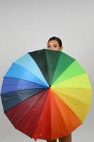 pose lgbq de mujer bonita con paraguas colorido foto