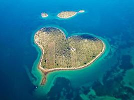 galesnjak, isla del amor, isla del corazón, isla de galesnjak, aéreo, drone, croacia, en forma de corazón, isla, azul turquesa, mar, agua, viaje, vacaciones, destino, increíble, turismo, islas de croacia, do foto