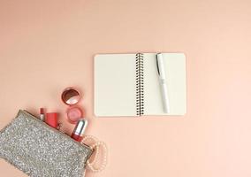 cuaderno abierto con sábanas blancas limpias y un bolígrafo foto