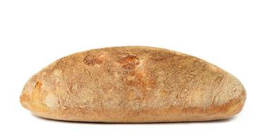 pan horneado oblongo hecho de harina de trigo blanco en un plato blanco, bollo crujiente foto