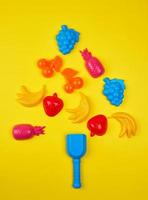 juguetes multicolores de plástico para niños dispuestos en forma de árbol de navidad foto