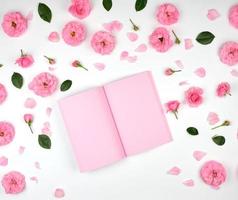 cuaderno abierto con páginas en blanco rosas foto