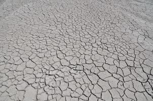 tierra agrietada por sequía foto