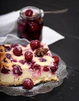 trozo de tarta de queso con bayas de cereza foto