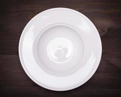 plato de cerámica redondo blanco foto