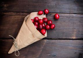 cereza roja madura en una bolsa de papel foto