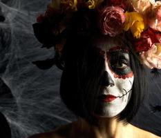hermosa chica con máscara de muerte tradicional mexicana. calavera catrina foto