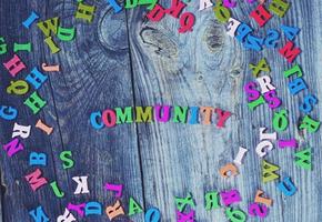 letras de madera de colores sobre un fondo gris de madera vieja foto