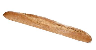 Baguette de pan horneado oblongo aislado sobre fondo blanco. foto