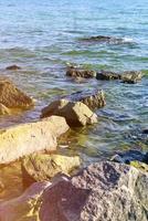 vista del mar negro con rocas foto