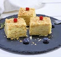 rebanadas de pastel napoleón de hojaldre con crema pastelera foto