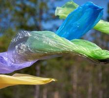 bolsas de basura de plástico vacías vuelan en la naturaleza foto