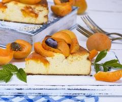 trozo de tarta de queso con albaricoques foto