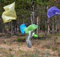 bolsas de basura de plástico vacías vuelan en la naturaleza foto