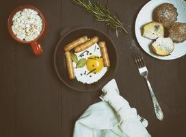 huevos fritos con salchichas, cacao con malvaviscos foto