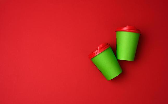 green paper cup with red plastic lid for takeaway drinks isolated on white  background. Container for coffee and tea Stock Photo - Alamy