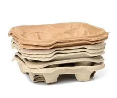 portabebidas calientes reciclable marrón, portapapeles para cuatro tazas, fondo blanco foto