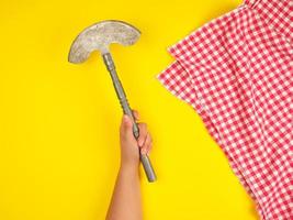 mano que sostiene un cuchillo de cocina afilado vintage para carne y verduras foto