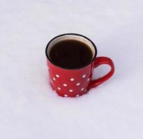 taza de cerámica con círculos blancos con café negro foto