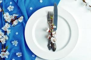 plato blanco vacío con tenedor y cuchillo foto