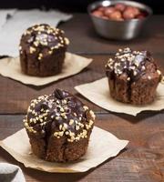 muffins de chocolate sobre un fondo de madera marrón foto