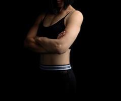 cuerpo de una chica de apariencia atlética en un sostén negro foto