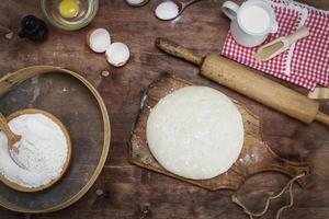 masa hecha de harina de trigo blanca sobre una tabla de madera foto