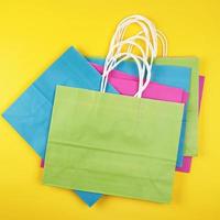 Bolsas de compras rectangulares de papel multicolor. foto