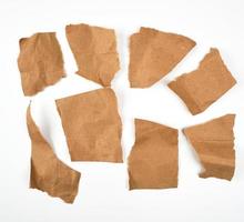 pedazos marrones rotos de papel pergamino foto