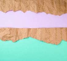 fondo verde lila abstracto con elementos de papel rasgado marrón foto