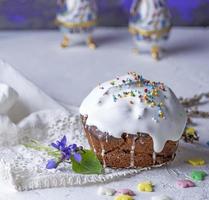 horneado de pascua con glaseado de azúcar blanco foto